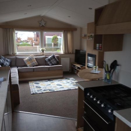 D24 Is A 2 Bedroom 6 Berth Caravan Close To The Beach On Whitehouse Leisure Park In Towyn Near Rhyl With Decking And Private Parking Space This Is A Pet Free Caravan 阿贝尔格莱 外观 照片