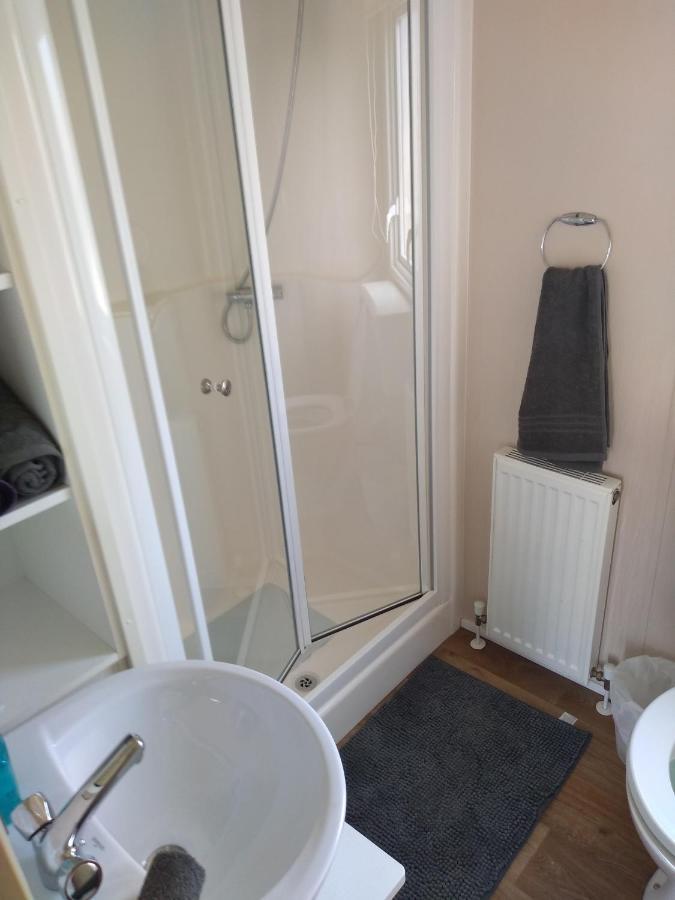 D24 Is A 2 Bedroom 6 Berth Caravan Close To The Beach On Whitehouse Leisure Park In Towyn Near Rhyl With Decking And Private Parking Space This Is A Pet Free Caravan 阿贝尔格莱 外观 照片