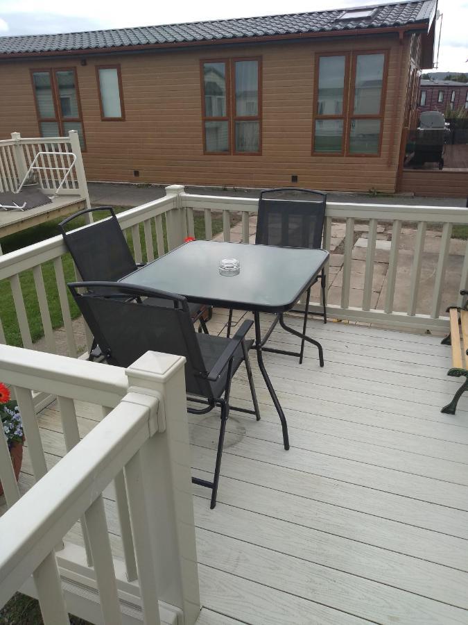 D24 Is A 2 Bedroom 6 Berth Caravan Close To The Beach On Whitehouse Leisure Park In Towyn Near Rhyl With Decking And Private Parking Space This Is A Pet Free Caravan 阿贝尔格莱 外观 照片