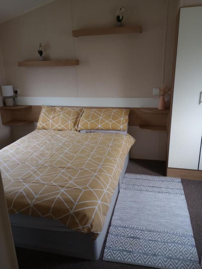 D24 Is A 2 Bedroom 6 Berth Caravan Close To The Beach On Whitehouse Leisure Park In Towyn Near Rhyl With Decking And Private Parking Space This Is A Pet Free Caravan 阿贝尔格莱 外观 照片