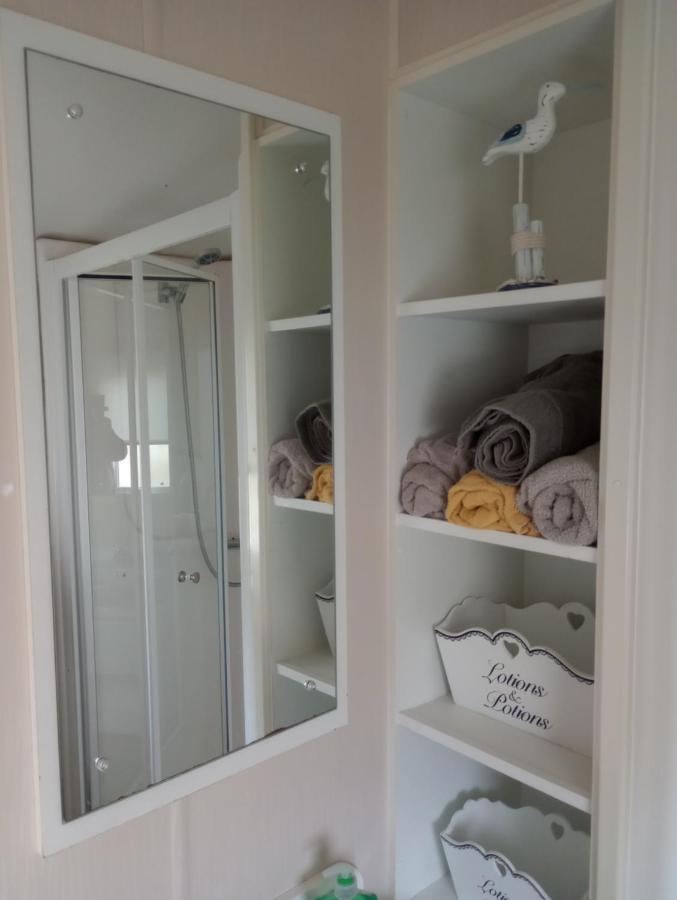 D24 Is A 2 Bedroom 6 Berth Caravan Close To The Beach On Whitehouse Leisure Park In Towyn Near Rhyl With Decking And Private Parking Space This Is A Pet Free Caravan 阿贝尔格莱 外观 照片