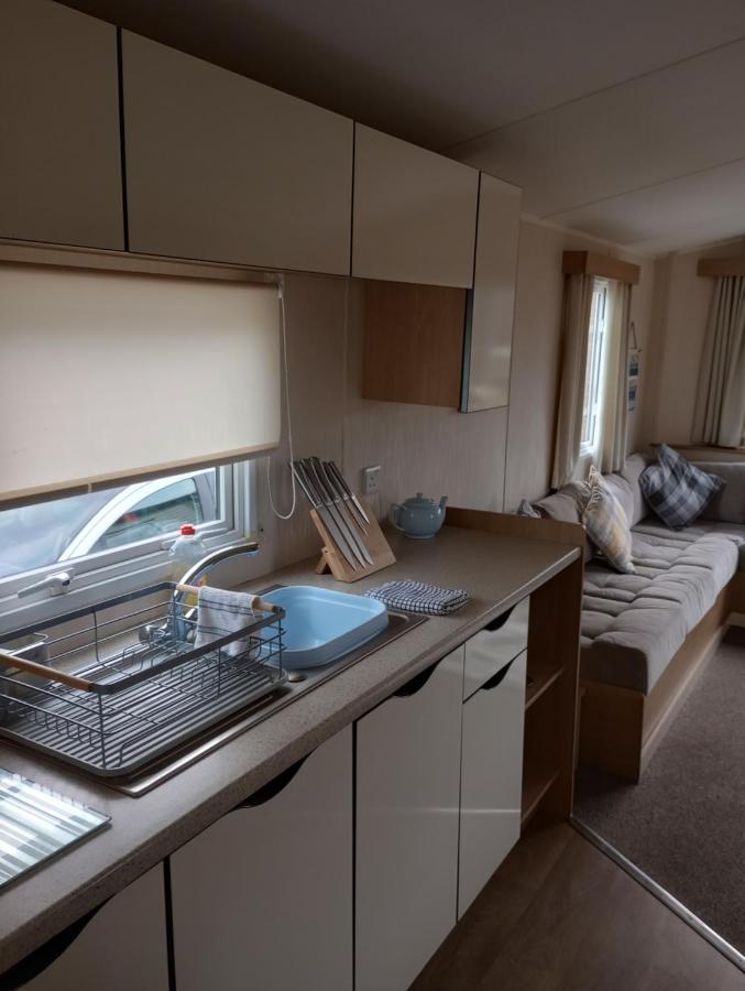 D24 Is A 2 Bedroom 6 Berth Caravan Close To The Beach On Whitehouse Leisure Park In Towyn Near Rhyl With Decking And Private Parking Space This Is A Pet Free Caravan 阿贝尔格莱 外观 照片