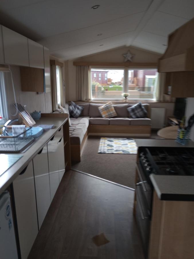 D24 Is A 2 Bedroom 6 Berth Caravan Close To The Beach On Whitehouse Leisure Park In Towyn Near Rhyl With Decking And Private Parking Space This Is A Pet Free Caravan 阿贝尔格莱 外观 照片