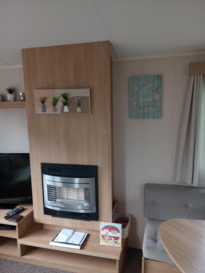 D24 Is A 2 Bedroom 6 Berth Caravan Close To The Beach On Whitehouse Leisure Park In Towyn Near Rhyl With Decking And Private Parking Space This Is A Pet Free Caravan 阿贝尔格莱 外观 照片