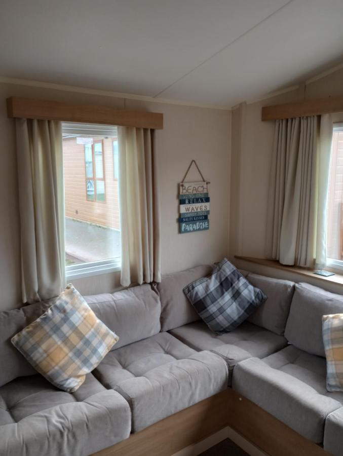 D24 Is A 2 Bedroom 6 Berth Caravan Close To The Beach On Whitehouse Leisure Park In Towyn Near Rhyl With Decking And Private Parking Space This Is A Pet Free Caravan 阿贝尔格莱 外观 照片
